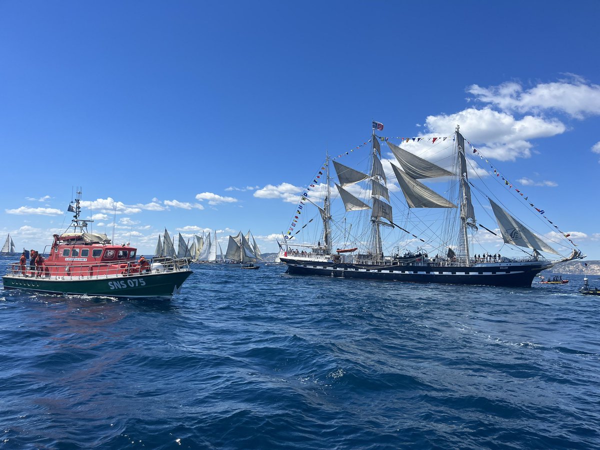 RETOUR EN IMAGES 📸 Les #SauveteursenMer étaient présents pour l'arrivée de la #FlammeOlympique à bord du @troismats_Belem à #Marseille ⚓️ Les stations #SNSM Martigues, Marseille, La Ciotat, La Londe & La Seyne - Saint-Mandrier y assuraient la sécurité en mer 🌊