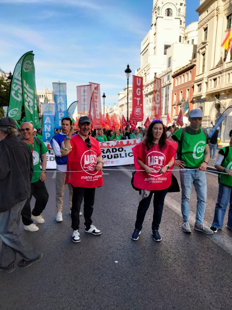 Más de 30000 docentes hemos inundado las calles de Madrid esta tarde, contra la ruptura de las negociaciones de un nuevo Acuerdo Sectorial por parte de la Consejería de Educación