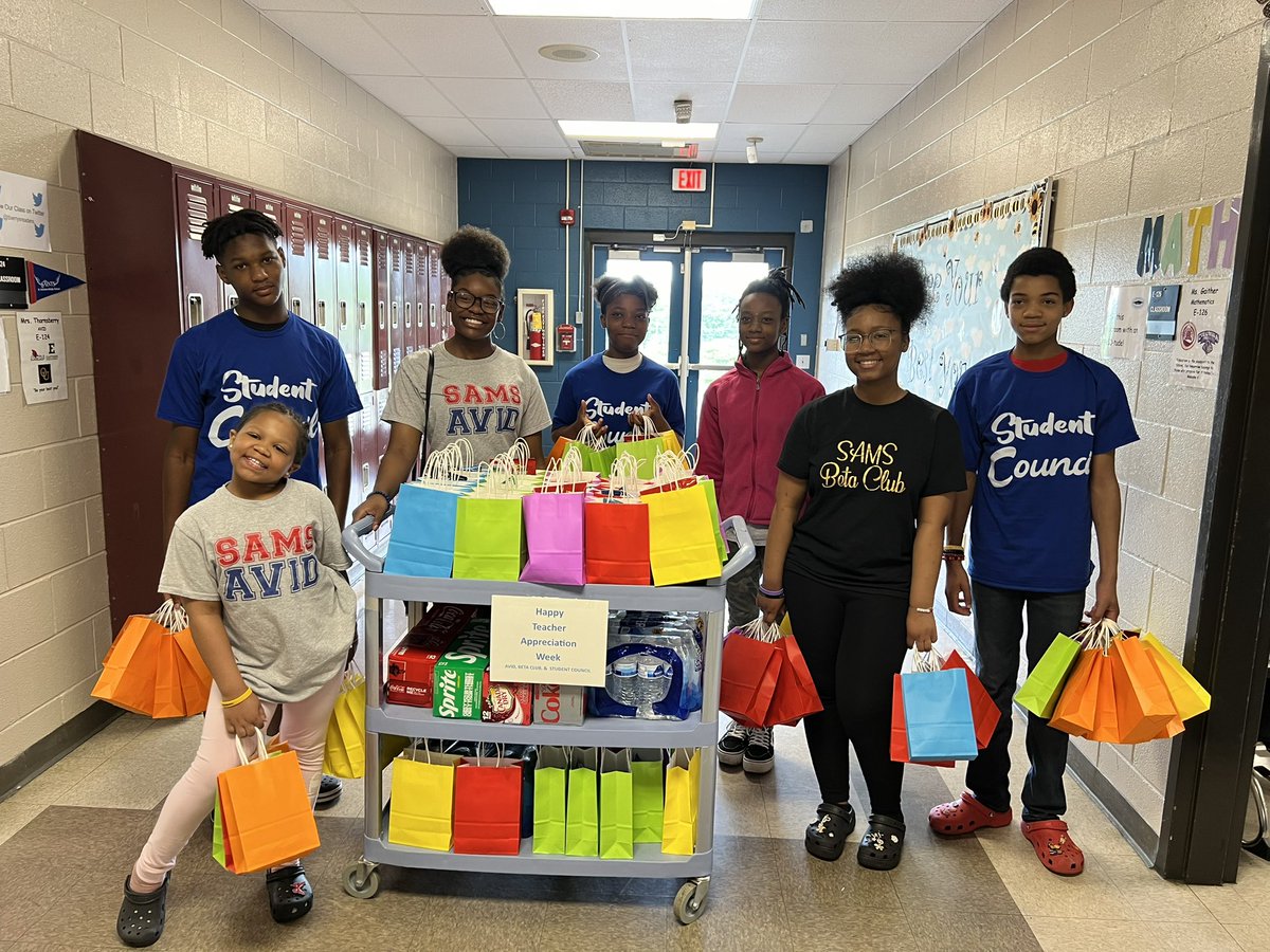 Teacher Appreciation Week is in full swing at @SAMSSaintsSoar (@RichlandOne) where @RSD1_AVID, Beta Club, and Student Council members delivered treats to staff members. 📸: @tberry_teaches