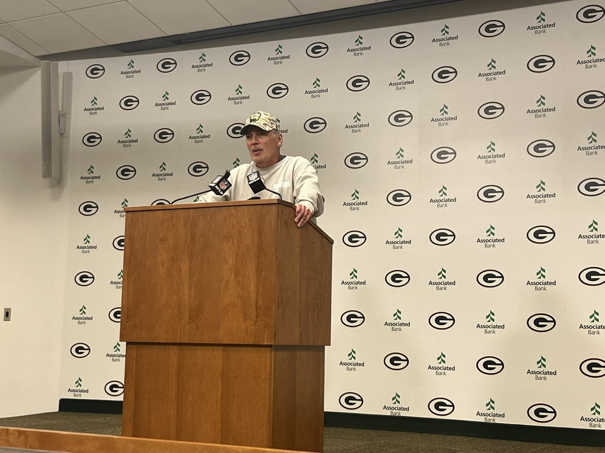 mattschneidman's tweet photo. Packers longtime QB coach Tom Clements is 70 years old and back for another year.

Asked why he’s not on a beach with his feet up, he says:

“I can still put my feet up here.”

Clements brought up winning and chasing a Super Bowl last season as reasons he still enjoys the job. https://t.co/LomjzMdfhG