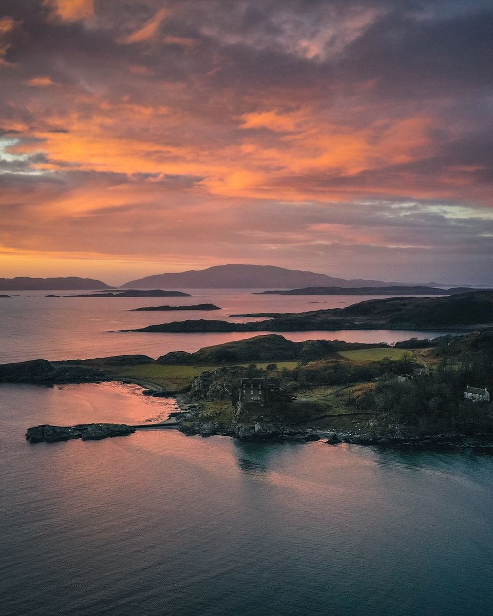 Looking for dome of the best sunsets in #Scotland? Head to #Argyll & the Isles! 🌅🙌 📍Duntrune #Castle, Mid Argyll 📷 @marcp85 To make your planning easier, head to our Sunset Trail with some of the best #sunset spots 👇 hubs.li/Q02sF_Tn0 #WildAboutArgyll @HeartofArgyll