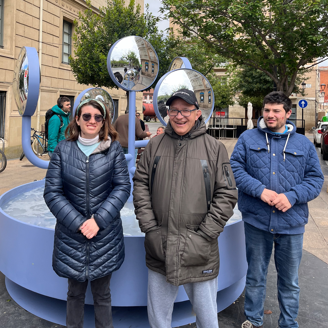 1/ La semana pasada, los usuarios y usuarias del Centro de Atención Diurna de ASPRODEMA en Vareia se sumergieron en la efervescencia creativa de Logroño al participar en el renombrado Concéntrico , el Festival Internacional de Arquitectura y Diseño de la ciudad.