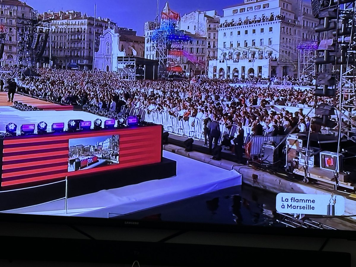 ⁦<a href="/CDF_Commercants/">CommerçantsdeFrance</a>⁩ Arrivée de la flamme à Marseille nous donne une belle image de la cité phocéenne
Beau cadeau pour nos jeunes de tous pays par ces temps de violence, de guerre.
Présidents de tous les pays, que ça vous inspires pour accéder à la paix mondiale, vive les JO