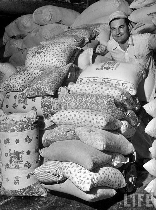 Après avoir réalisé que les femmes pauvres utilisaient les sacs de farine pour fabriquer des vêtements pour leurs enfants, certains moulins à farine ont commencé à utiliser des tissus fleuris pour leurs sacs, en 1939.