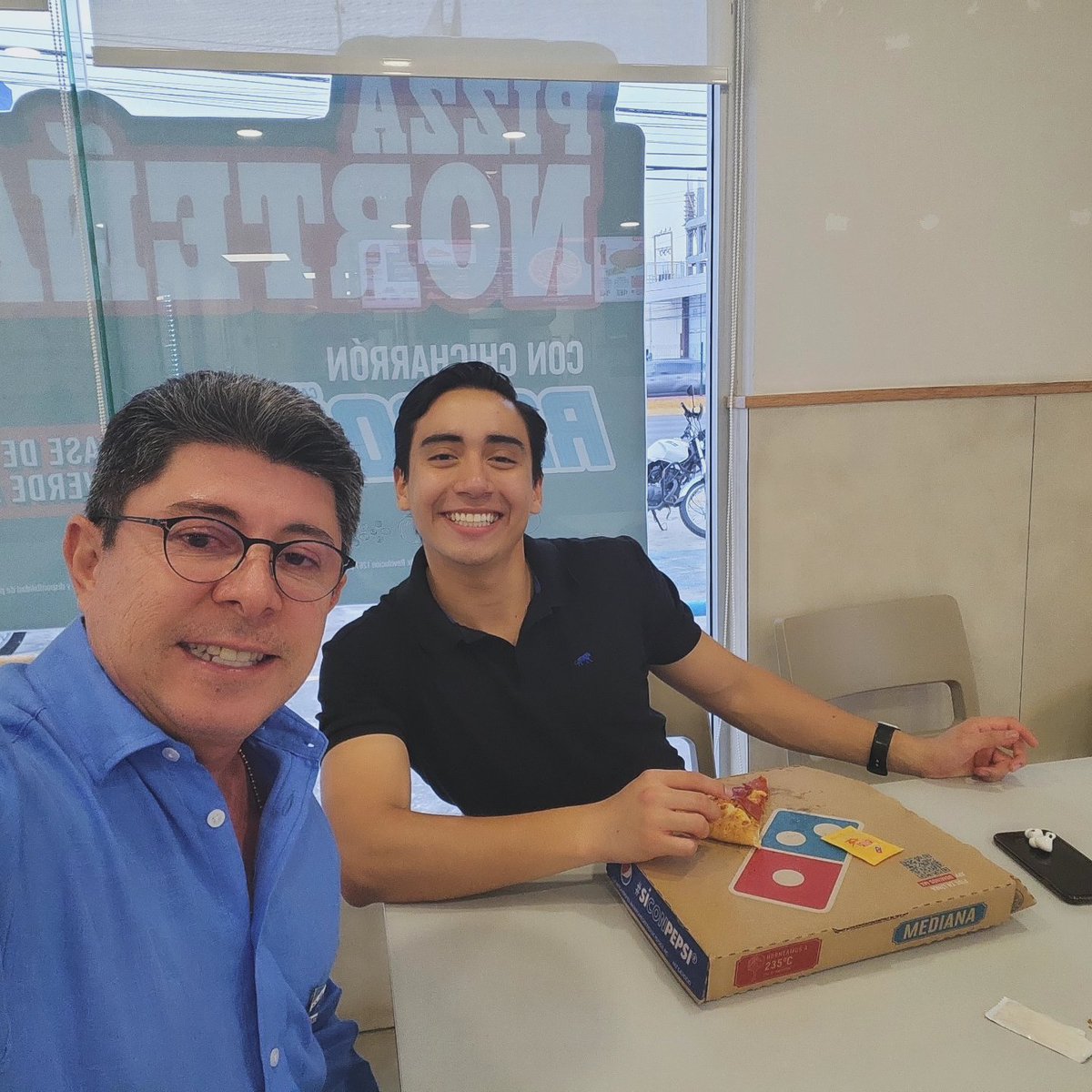 La frase del día: *"Nunca encontrarás un arcoíris si miras hacia abajo".*
-Charles Chaplin.