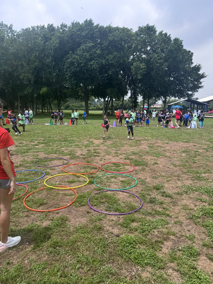 Part Two of Field Day is underway! 3rd, 4th and 5th grades are livin’ it up! Thank you to our awesome parent volunteers and @SFAHS_Bulldogs students!!