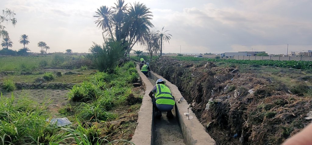 SFDYemen's tweet photo. Agriculture is a key driver to #ClimateChange since it consumes 70% of water but provides simple subsistence 4 most Yemenis.

SFD seeks to preserve water thru large &amp; small scale outputs. Pic showing #Cash4Works @ Ghail Bawazir #Hadhramout building water-saving irrigation canals https://t.co/vFlAZWQjf6