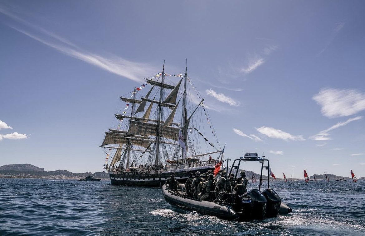 Arrivée de la flamme olympique à Marseille à bord du navire Belem sous l’escorte du #GIGN 🇫🇷 #JO2024 #JeuxOlympiques #UnitéSpécialeFrançaise