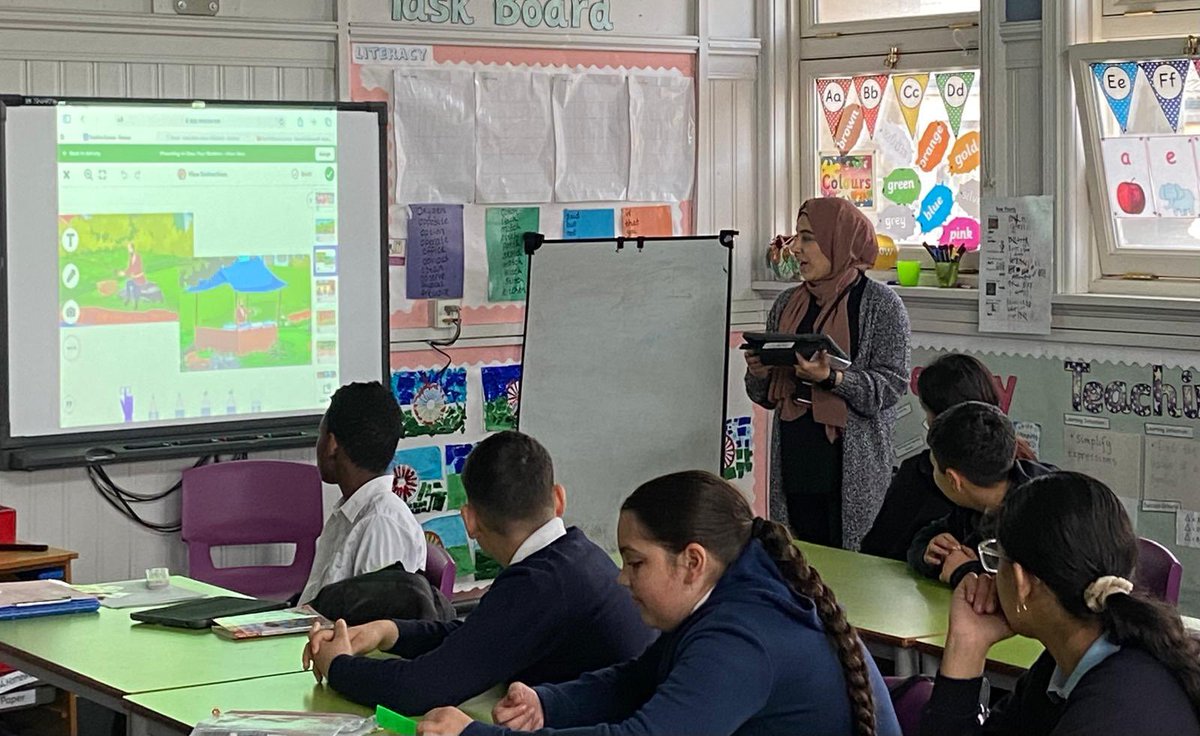 P7 enjoyed a story in Urdu and English with Mrs Anwar. They then used the Urdu alphabet to read and write secret messages to their friends #community @EqualitiesEdGCC @EALGlasgow #culturalweek