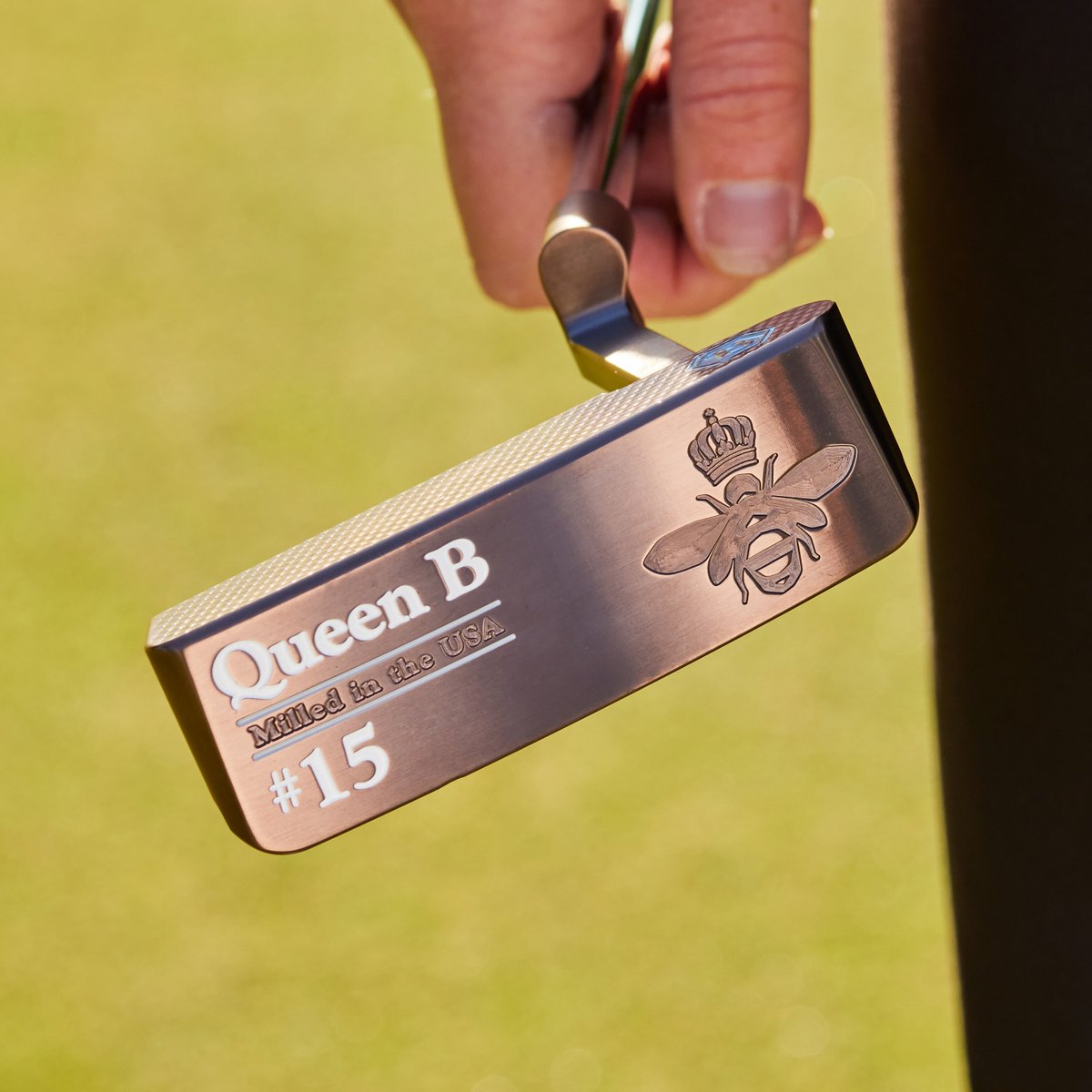 BettinardiGolf's tweet image. Featuring our Mini-Honeycomb face milling, the Queen B Series is finished with our glare-resistant Caramel Copper PVD, optimizing visual cues on the greens. Discover our Queen B Series online at bettinardi.com

#bettinardi #golf #queenb #golfislife #golfing