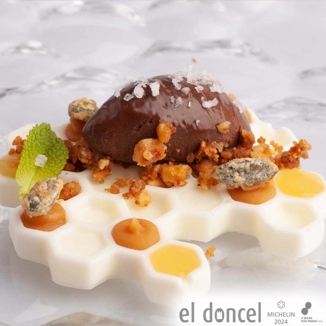 eldoncel_'s tweet photo. Menú gastronómico de #eldoncelrestaurante.
Obras maestras de #enriqueperezchef.
Una experiencia única para los sentidos.
Leche quemada, miel y chocolate salado.
@guiarepsol @michelinguide @fincadelobispo
#eldoncel #gastronomia #restaurante #ExperienciaCulinaria https://t.co/cisHgbWYb7