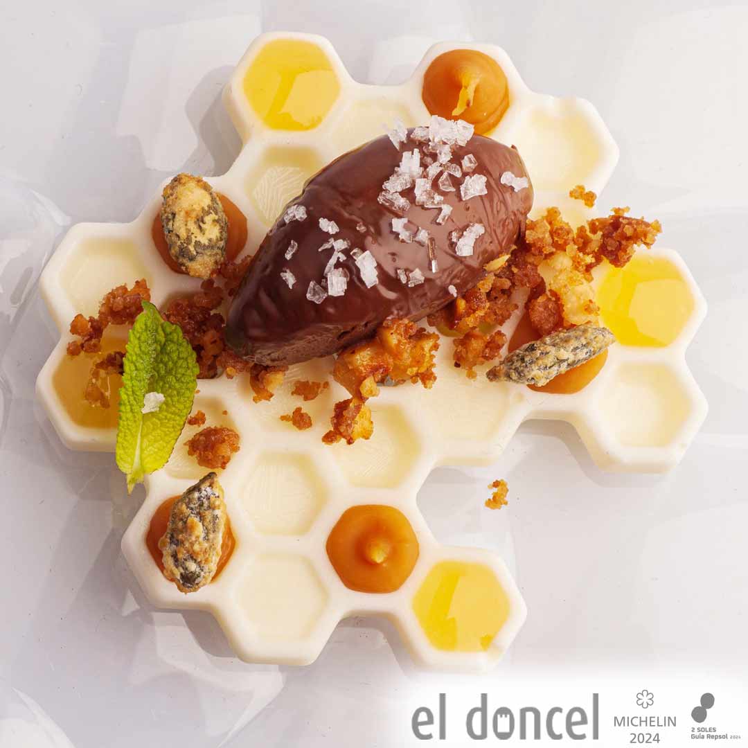 eldoncel_'s tweet photo. Menú gastronómico de #eldoncelrestaurante.
Obras maestras de #enriqueperezchef.
Una experiencia única para los sentidos.
Leche quemada, miel y chocolate salado.
@guiarepsol @michelinguide @fincadelobispo
#eldoncel #gastronomia #restaurante #ExperienciaCulinaria https://t.co/cisHgbWYb7