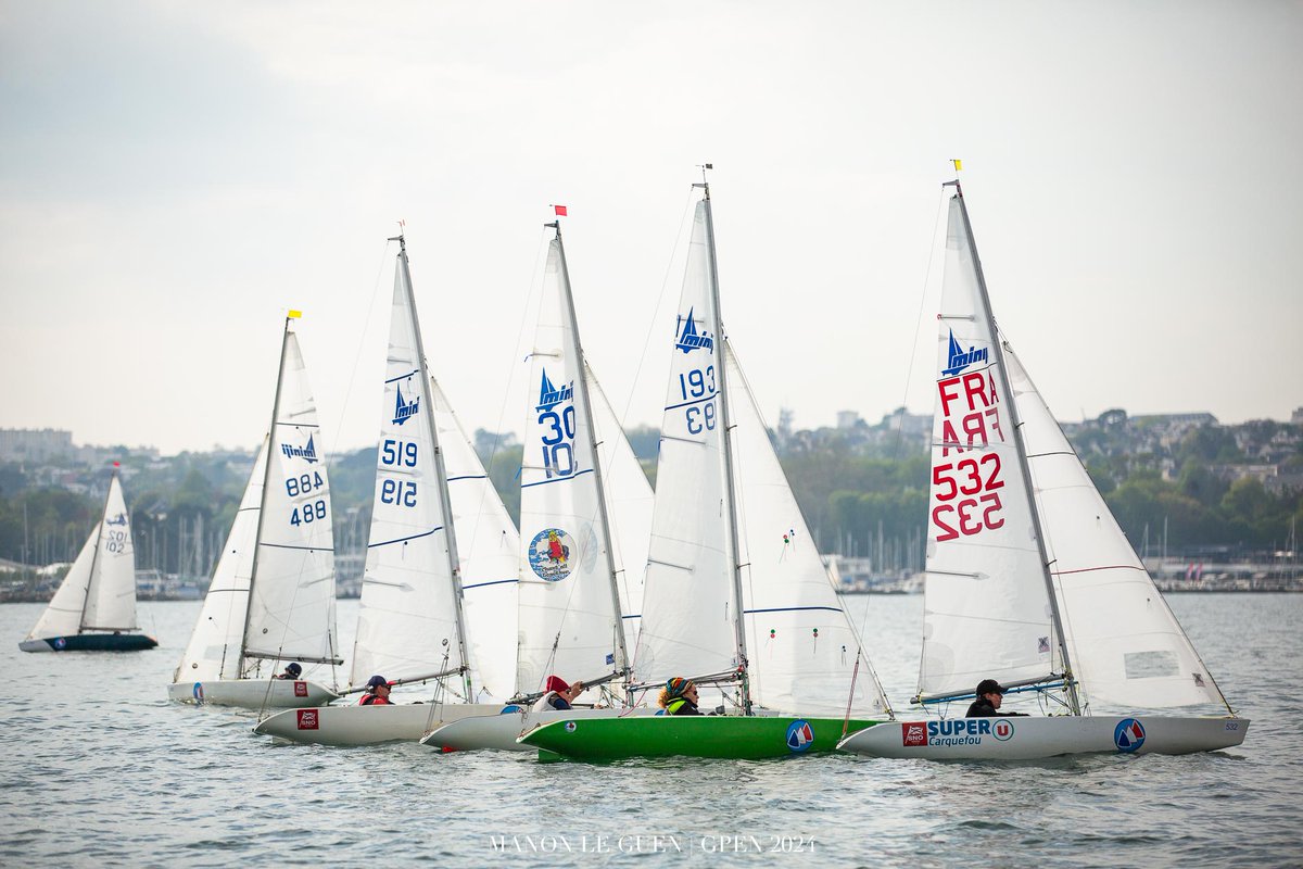 La classe MiniJi (45 inscrits) a ouvert le @GPEN_ 2024 à @BrestFr par deux belles courses dans des conditions légères En savoir plus : cfhv.ffvoile.fr #GPEN #CFranceOpen #PassionVoile 📸Photos Manon Le Guen