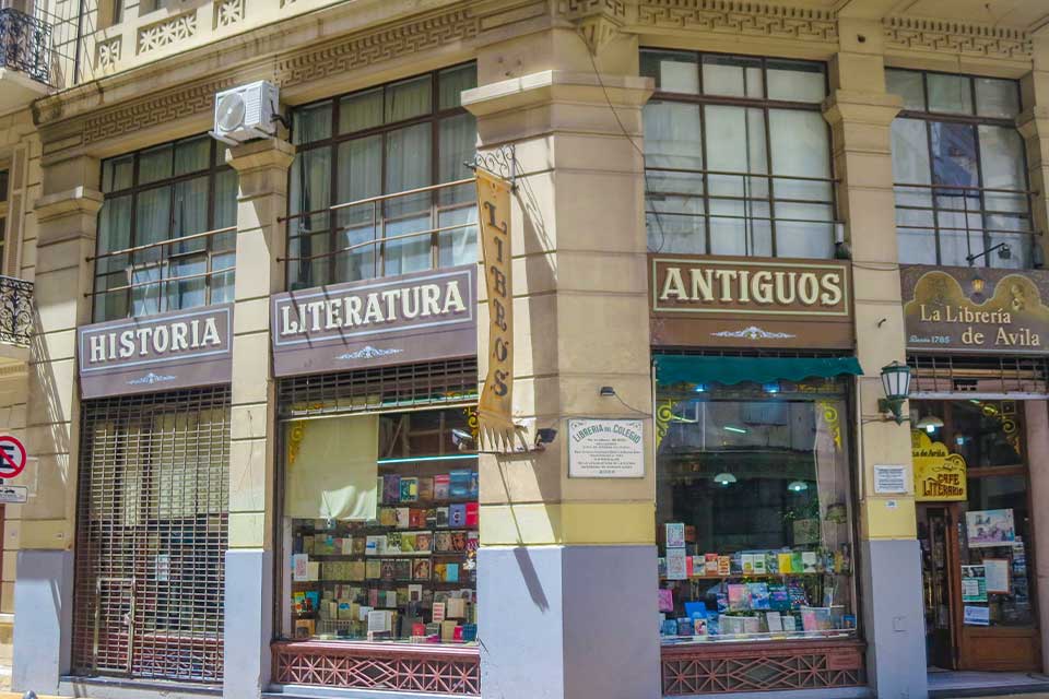 Take a whirling tour of Buenos Aires’s secondhand bookstores and meet an array of eccentric reader types with porteño writer Matías Serra Bradford. worldliteraturetoday.org/2024/may/aura-…