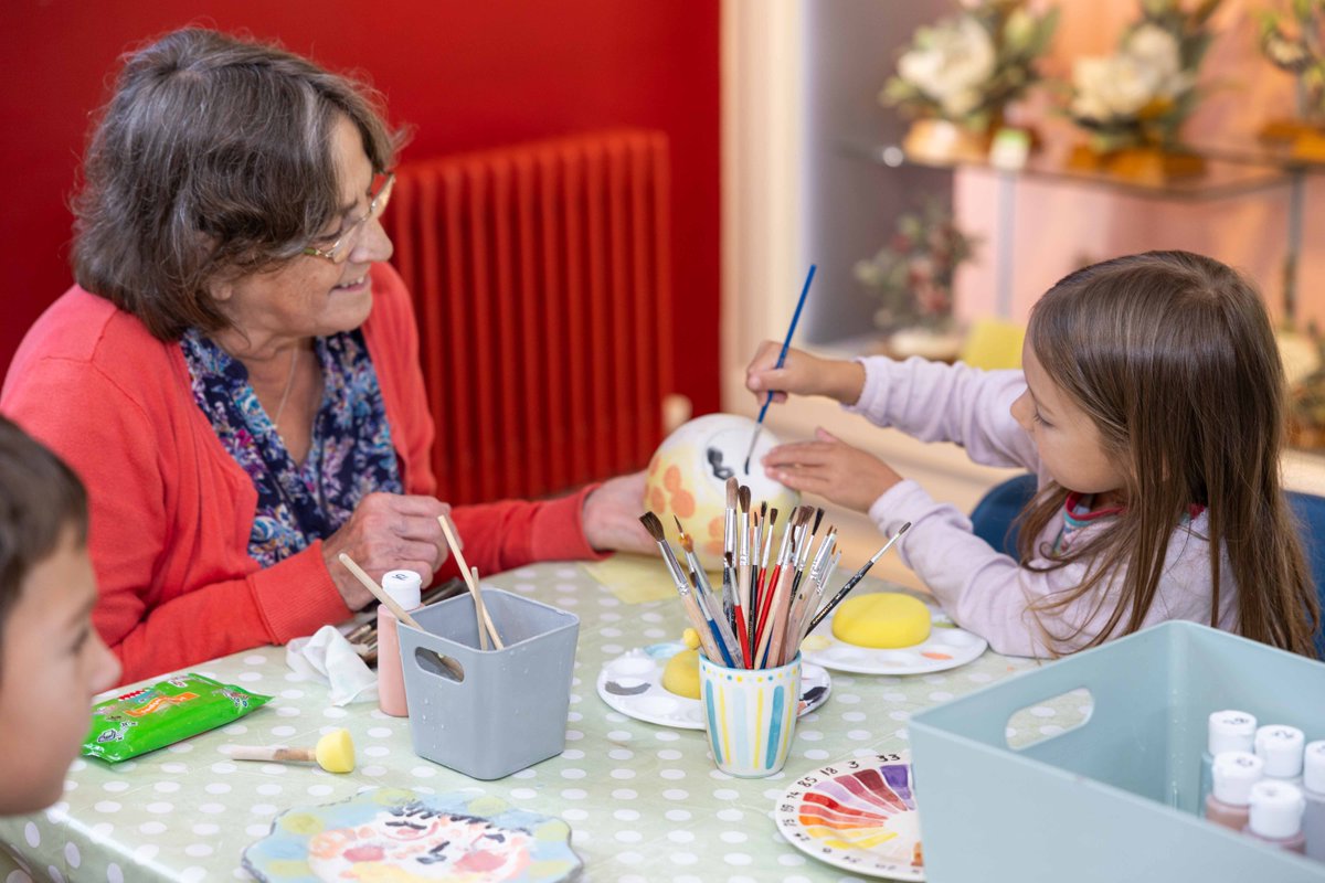 Pop into the museum or book online to have a go at pottery painting in our studio!🎨 #RedditchHour museumofroyalworcester.org/volunteer/