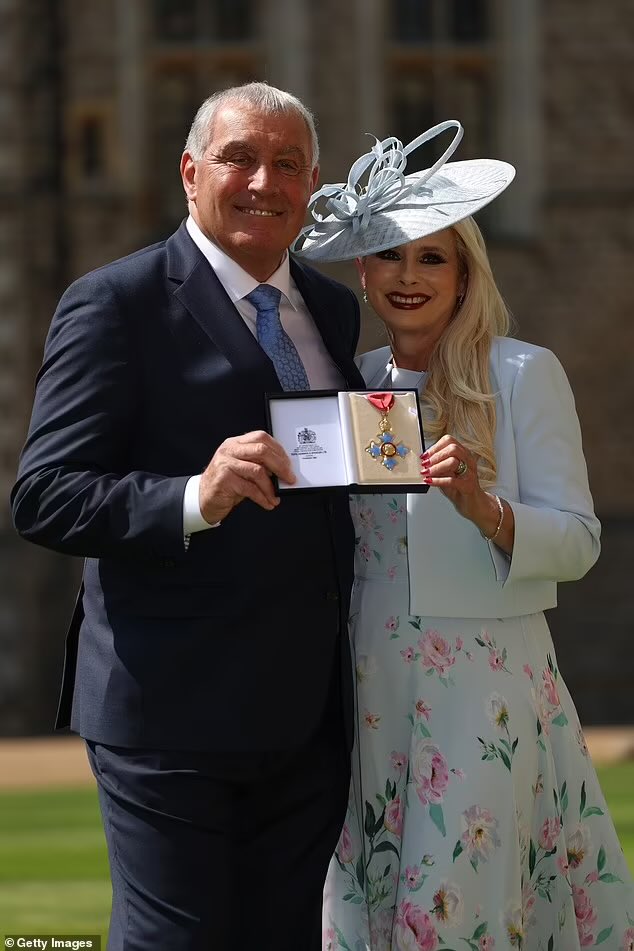 An incredible photo of the England legend Peter Shilton and his wife Steph at Windsor Castle 🏰 as Prince William The Prince of Wales makes him a CBE #PrinceWilliam #PrinceofWales
