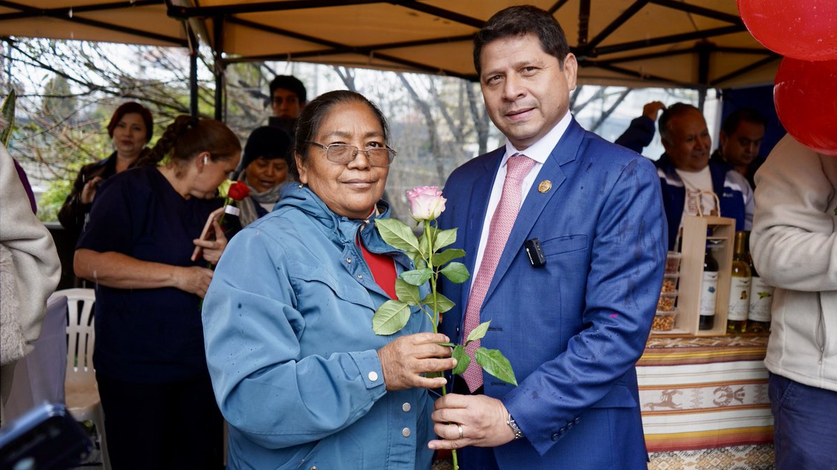 AgriculturaEc's tweet photo. #Quito | Hoy nos unimos en una emotiva feria junto a las productoras de la Agricultura Familiar Campesina para celebrar a las madres de nuestras comunidades rurales. A quienes con su esfuerzo labran el 52% de los productos de la Canasta Familiar Básica; a esas madres que son pilares fundamentales de nuestra agricultura. 🌾🌷

#ElNuevoEcuador