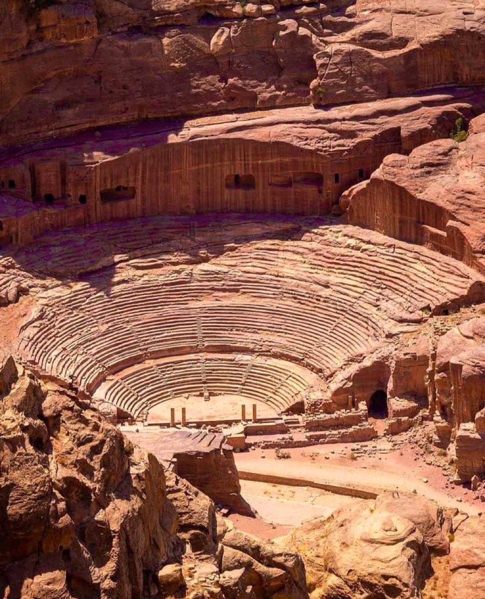 Tamamen kayadan oyularak yapılan 2.000 yıllık 'Petra Tiyatrosu'.

🏛️Ürdün