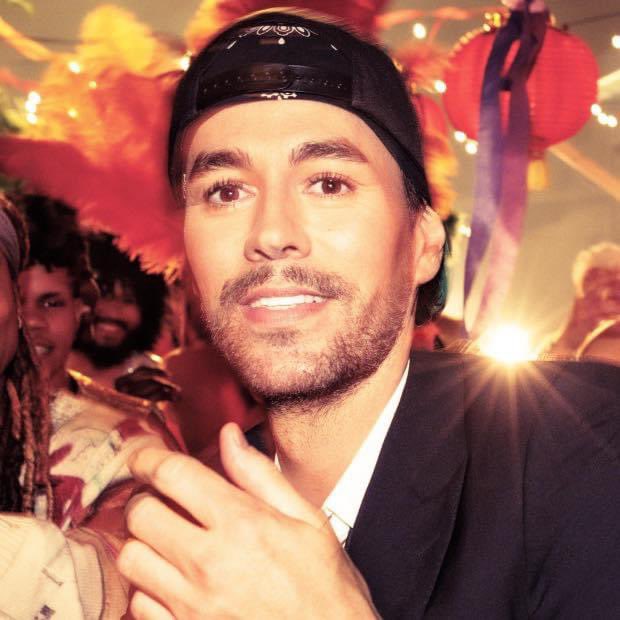 Hoy estamos de fiesta 🥳 ¡Feliz cumpleaños @enriqueiglesias ! Lo celebramos escuchando #Fría 🎵 #EnriqueIglesias 😎