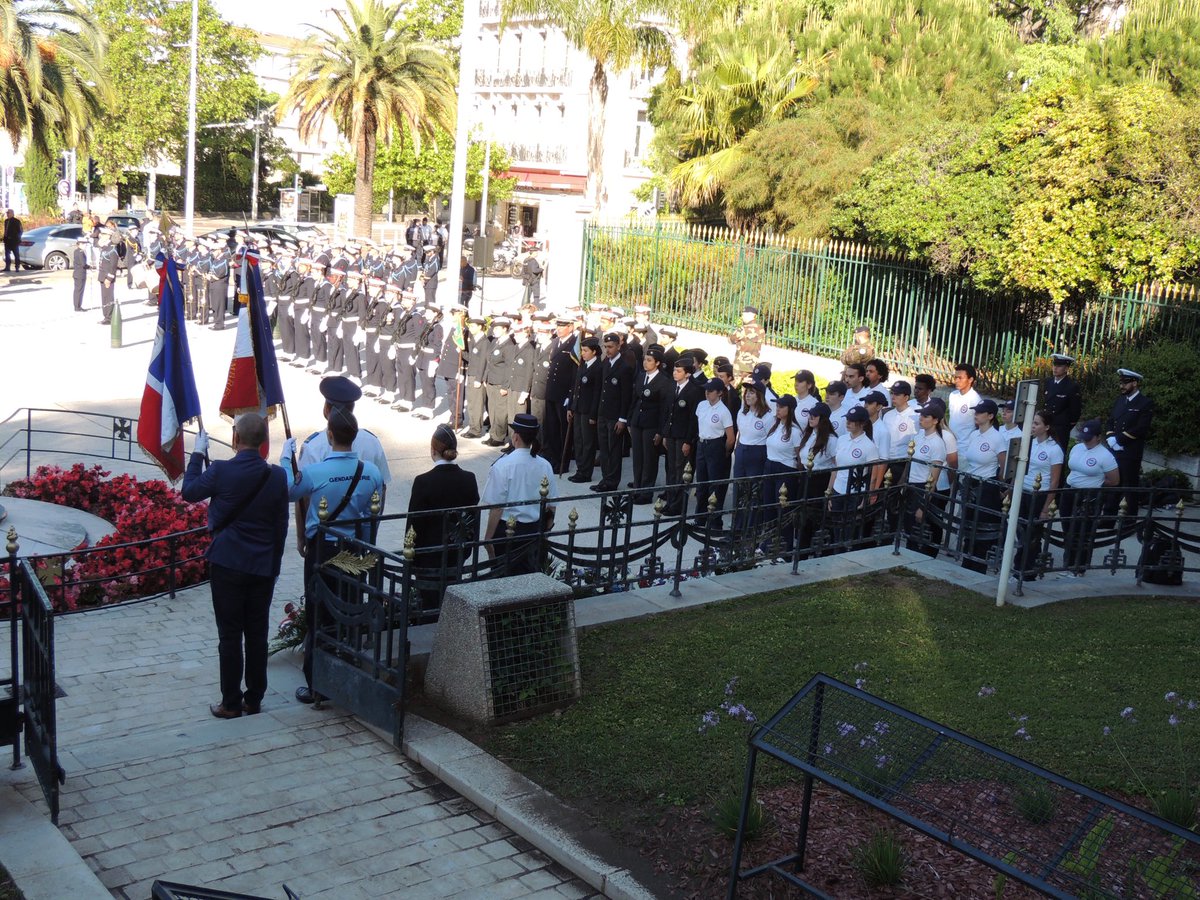 Nombreux élèves #cadets #ClasseDéfense #VolontairesSnu présents av nos aînés pr commémorer le #8mai dans tout le <a href="/Departement_Var/">Departement du Var 83</a> <a href="/VilleDeToulon/">Ville de Toulon</a> <a href="/Prefet83/">Préfet du Var</a> 
#DSDEN83 <a href="/dasen_sieye/">Mathieu Sieye</a> #SDJES83 Le trinôme académique très mobilisé <a href="/AcademieNice/">Académie de Nice</a> <a href="/83DMD/">Délégation Militaire Départementale du Var - DMD83</a> <a href="/IHEDN/">IHEDN</a> <a href="/NatachaChicot/">Natacha Chicot</a> <a href="/snujemengage/">Service national universel</a>