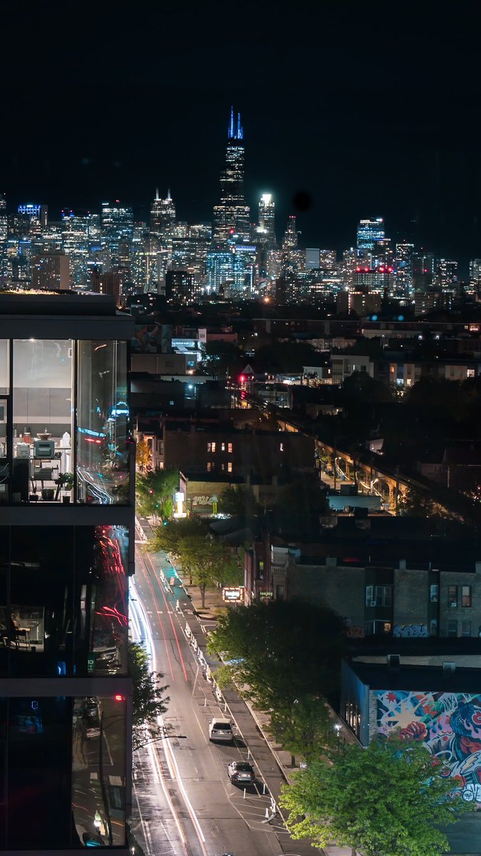 DesignInThBlood's tweet image. "Chicago is a town, a city that doesn't ever have to measure itself against any other city. Other places have to measure themselves against it. It’s big, it’s outgoing, it’s tough, it’s opinionated, and everybody’s got a story."—Anthony Bourdain #Chicago #photograghy