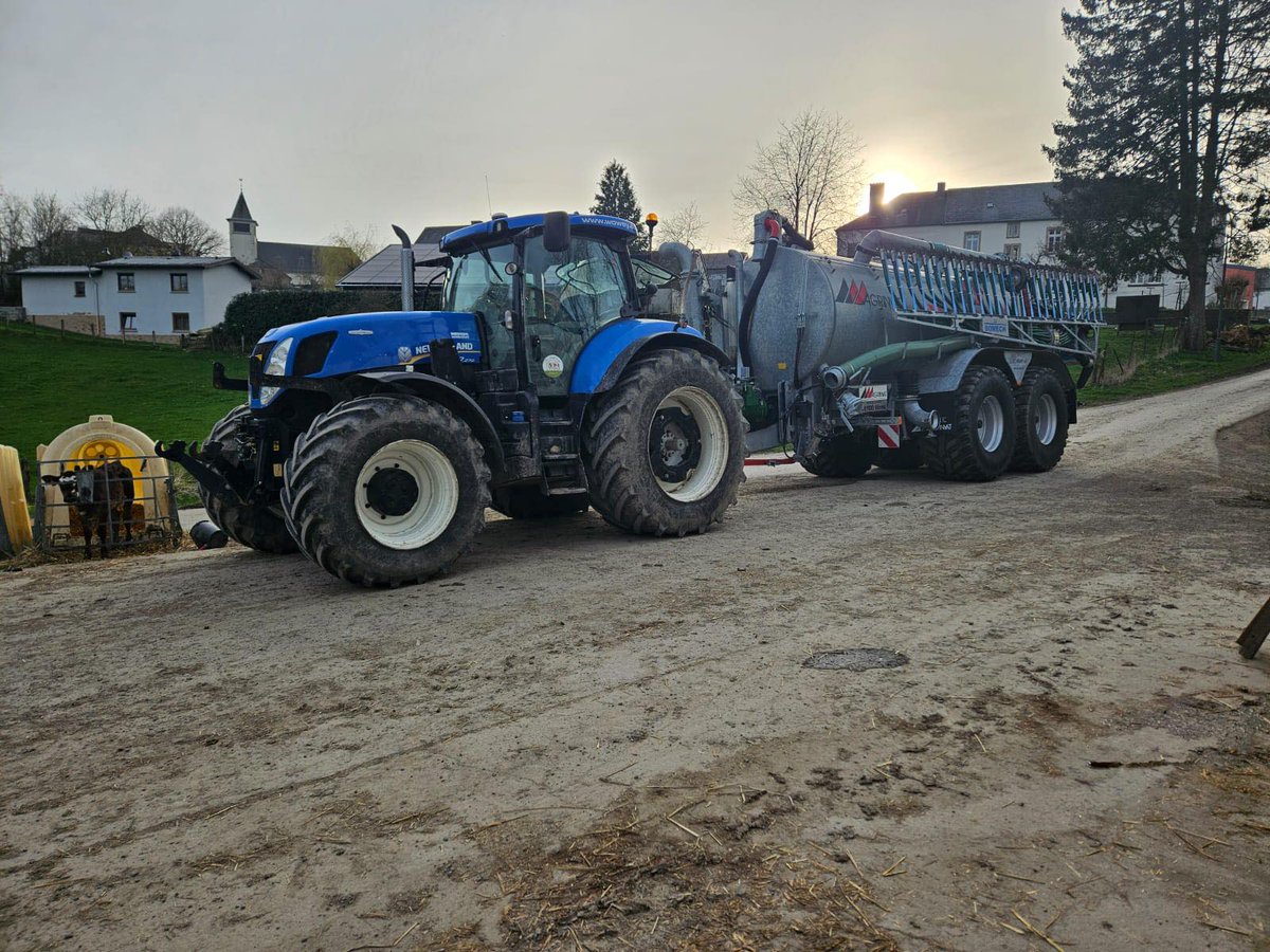 profiMagazin's tweet photo. Abgelichtet ist ein #NewHolland T7.270 mit 16,5m³ #Agimat Fass und 15m #Bomech Gestänge. https://t.co/3sKu4lGOoY