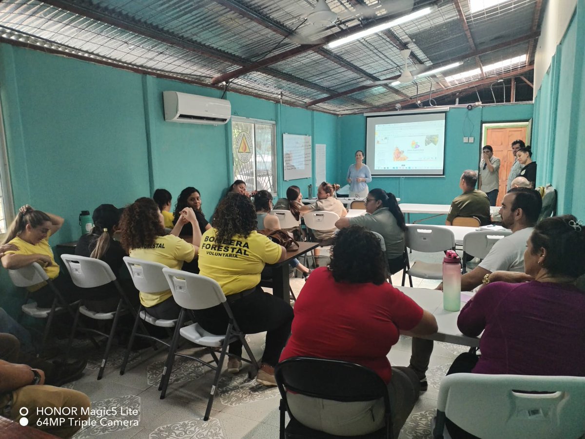 PNUD_CR's tweet photo. 🟢 El fin de semana 30 bomberos y bomberas forestales del Programa Nacional de Manejo Integral del Fuego del @sinac_cr finalizaron el curso Género, Bosques y Fuego 🌳🚫🔥
Desde el #ProyectoREDD+PBR @PNUD_CR @sinac_cr @CRMinae contribuimos a la construcción de un mundo más igualitario donde se proteja nuestra biodiversidad 🇨🇷
#IgualdadDeGénero
#ProtejemosLosBosques
#NoDejarANadieAtrás
