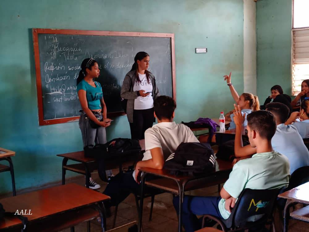 Estudiantes y profesores de la Facultad Metalurgia y Electromecánica, visitan el preuniversitario 'Antonio López Fernández', con el objetivo de despertar el interés en el estudiantado por el ingreso a la Educación Superior en sus carreras de Ingeniería #UniversidadCubana