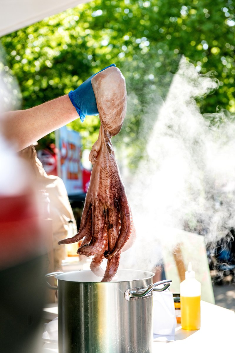 It's @sankeyrtw's Feast & Fizz Festival on 18/19 May at #ThePantiles! Hosted by Kenny Tutt MasterChef champion, there'll be: 
🍛 World food stalls
🍔 Chef demos 
👩‍🍳 Q&As with top chefs
😋 Free tasters
🍹 Spirits, wine & more
🎶 Live entertainment
#FeastandFizz #TunbridgeWells RT!