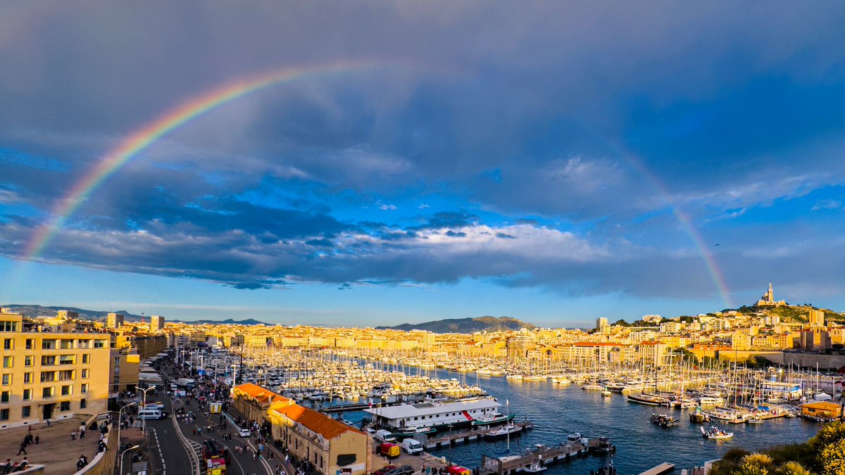 🎆Un moment historique rempli de magie✨ 🔥 Quelques minutes après l'arrivée de la flamme à #Marseille, un sublime arc-en-ciel a fait son apparition au-dessus du Vieux-Port.🌈 🔥 La flamme olympique serait-elle magique ? 🪄😉 📸Nicolas Chavance, Groupe F pour @AMPMetropole