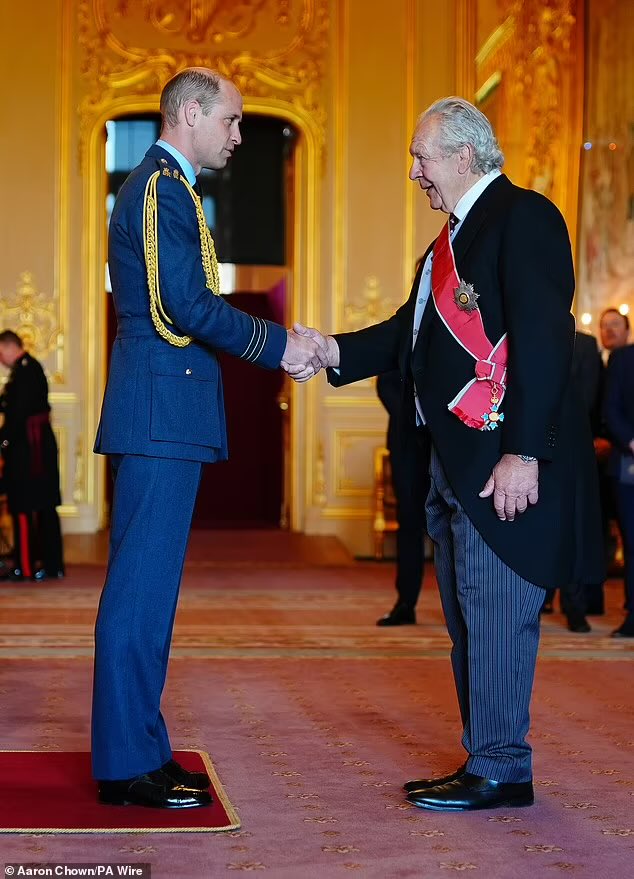 The moment Prince William The Prince of Wales makes England 🏴󠁧󠁢󠁥󠁮󠁧󠁿 Rugby Legend Sir Bill Beaumont a Knight Grand Cross at Windsor Castle 🏰 #PrinceWilliam #PrinceofWales #BillBeaumont