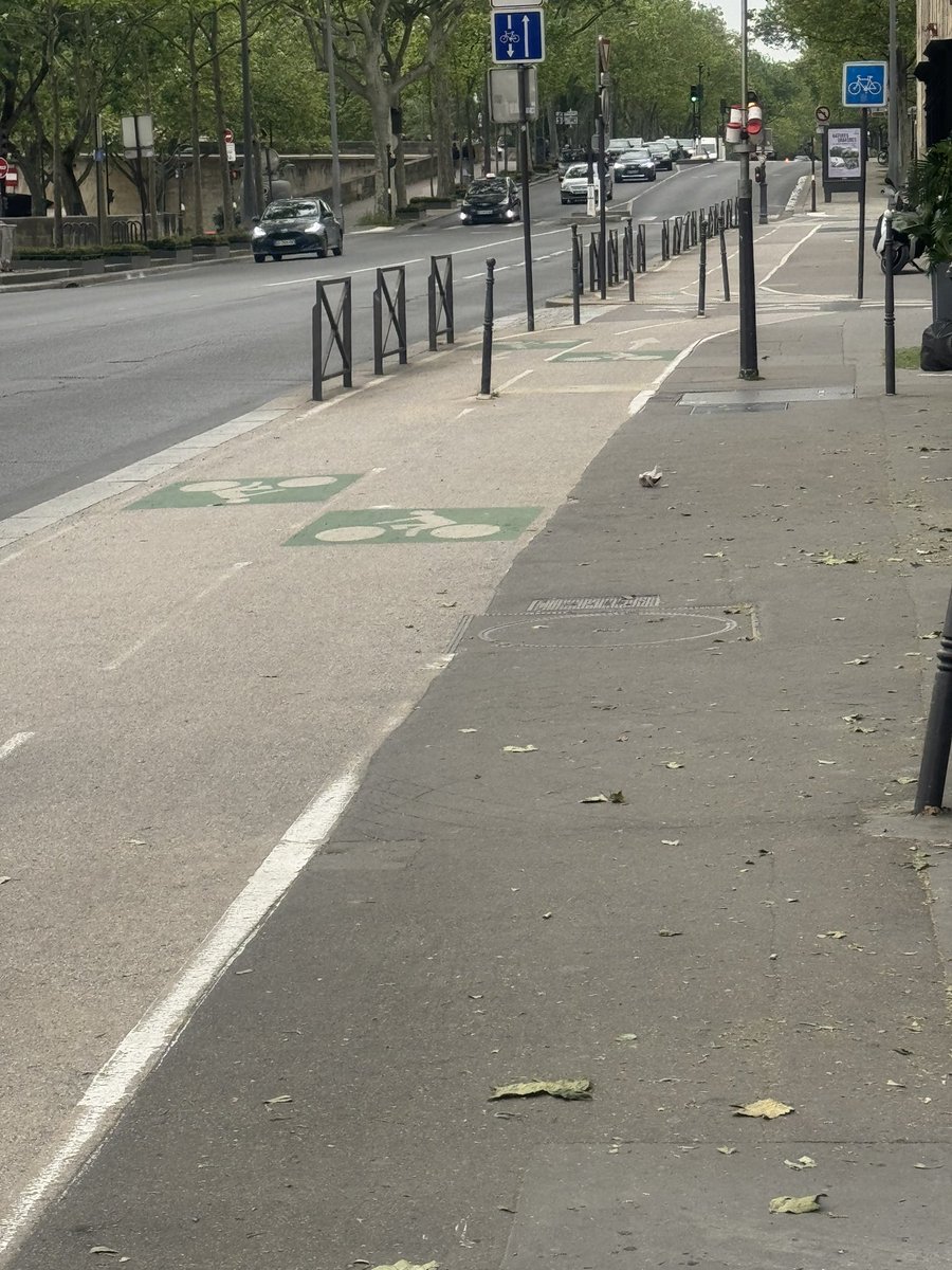 👀 ces pistes cyclables en plein milieu d un trottoir sont des vrais ⚠️ qui a eu cette idée farfelue ? c est du #saccageparis