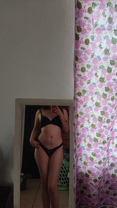 A partir de hoy le regalar&eacute; nuds a todos los que comenten y den rt 🤭🤭🤭😈😈😈 https://t.co/ms4uiCgqw3