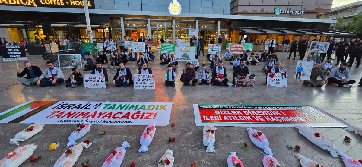 Gazze'de ki soykırıma tepki göstermek için SANKO park AVM önünde oturma eylemi yapıldı..
#Gaziantep
Gazzede SoykırımaDurDe