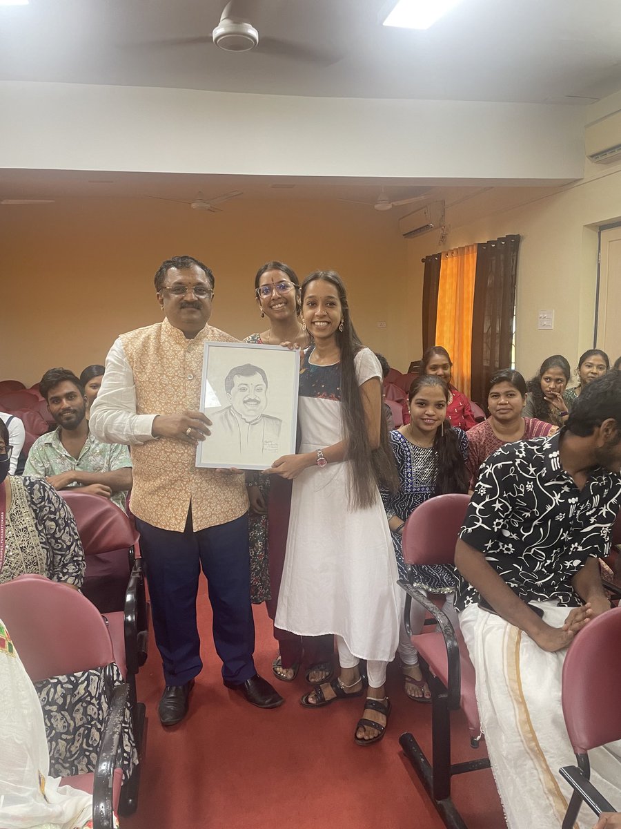 Arathi Sharma a young girl studying Shastri in Trissur campus of ⁦<a href="/CentralSanskrit/">CENTRAL SANSKRIT UNIVERSITY</a>⁩ has presented a creative sketching to me. My blessings for her :) she long with her beautiful friends crated a wonderful day for me.