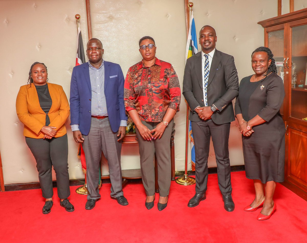 CSAishaJumwa's tweet photo. Met representatives from Hope media in my office to discuss different ways of collaboration between my ministry and hope media. We specifically talked about the upcoming East African Women of Excellence Awards and how my ministry can support the initiative.
@HopeTvKenya https://t.co/uuewqwQ6fE