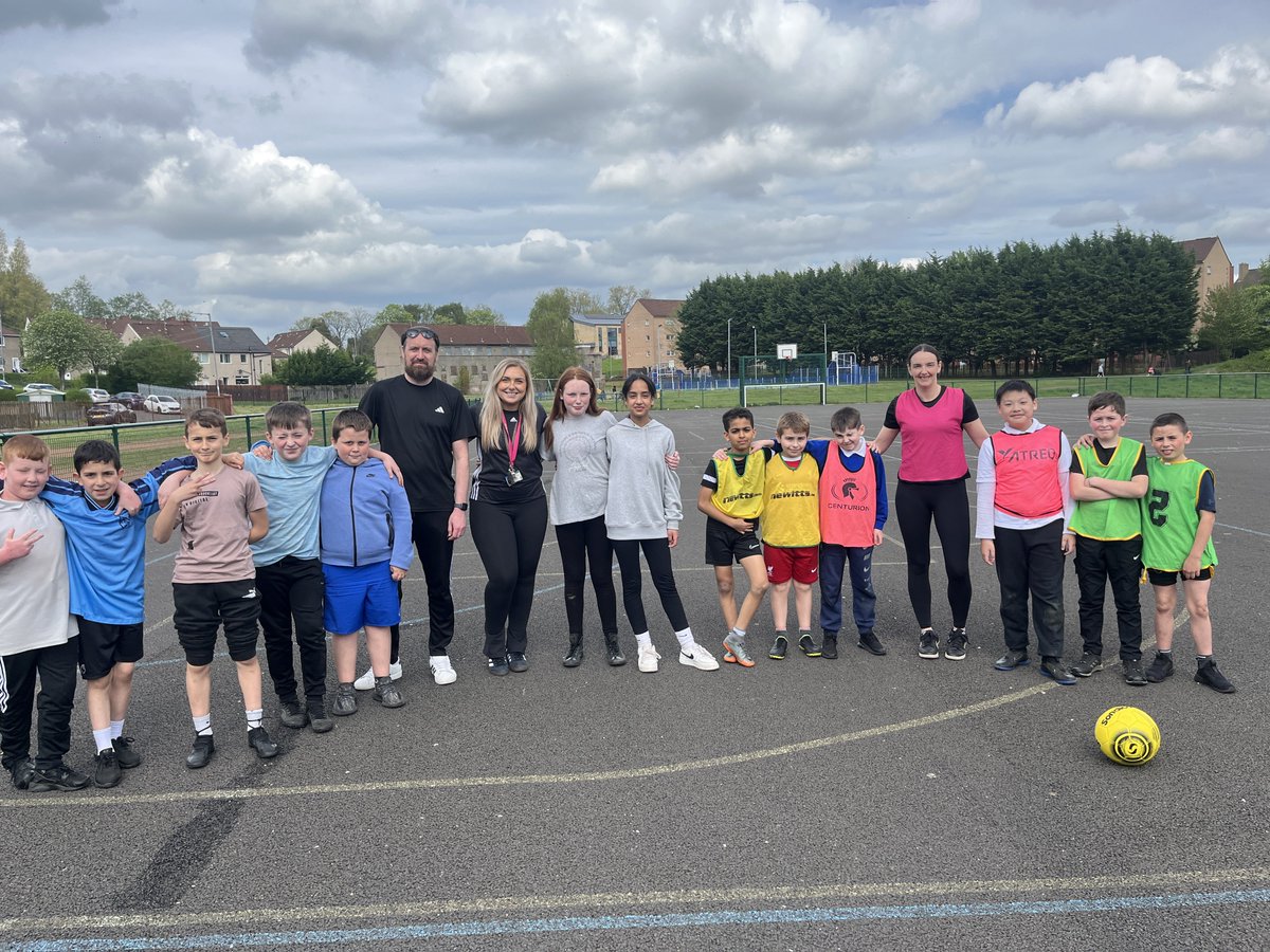 On day 2 of health week, pupils took part in boxing, ultimate frisbee, the mega ball & more! Parents attended a CPR workshop and we also had our staff v pupil football game 🥊⚽️🥅❤️‍🩹 thanks to the coaches who came along to offer taster sessions 👏🏼