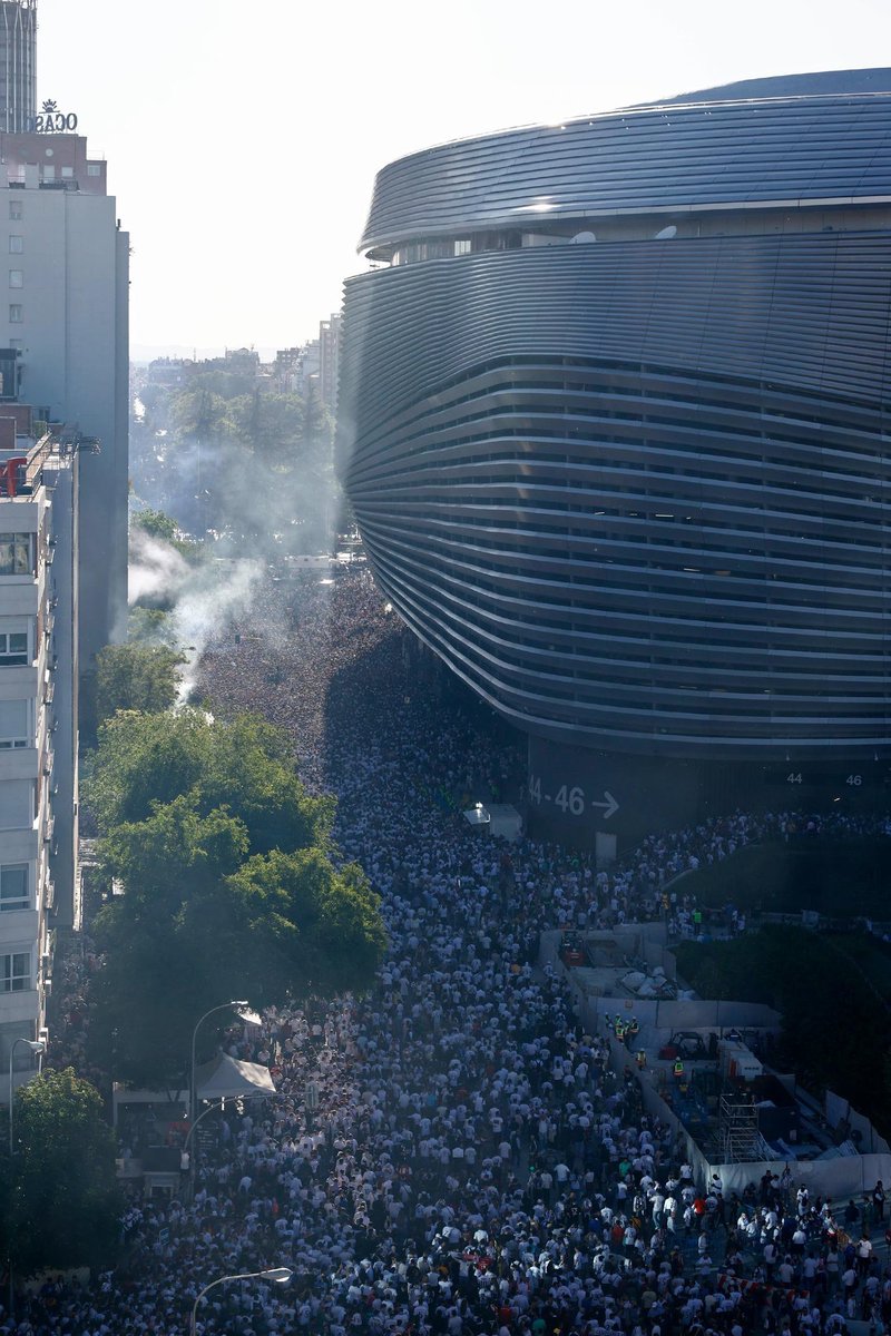theMadridZone's tweet photo. THE BEST FANS IN THE WORLD! 🤯🤯 https://t.co/yUowafEkQ1