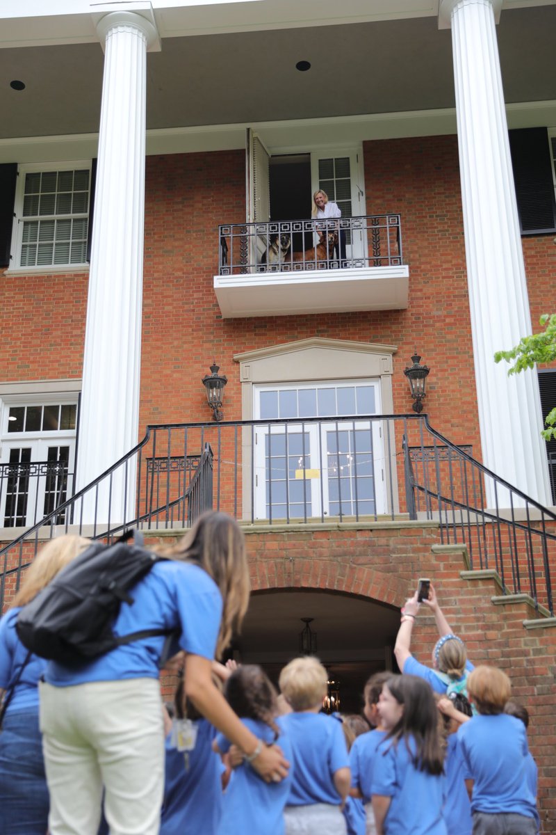 This morning, I joined some awesome @GADeptEarlyCare students on their own Magnificent Field Trip to the Governor’s Mansion!   @ReadwithMalcolm’s newest book highlights all the best parts of the People’s House, and we spent the morning watching the pages come alive one by one.