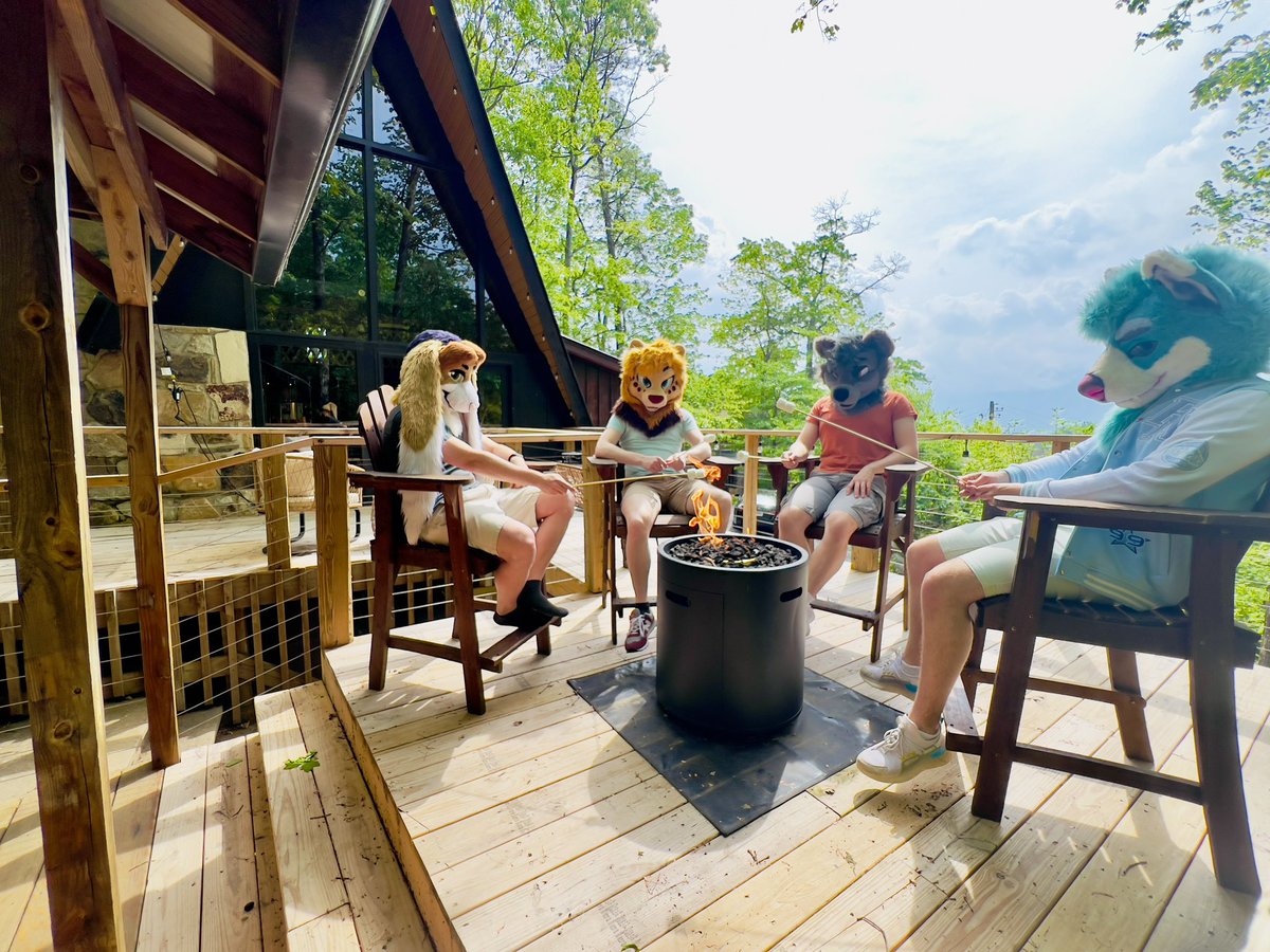 Roasting the last of the marshmallows with <a href="/Xei_Lion/">Xei Lion 🔜 FWA | BFLC | CFz</a> <a href="/AkamaruKaras/">Akamaru</a> and <a href="/Minty_Husky/">🅼🅸🅽🆃🆈 🔜 CFZ</a> before hitting the road to FWA