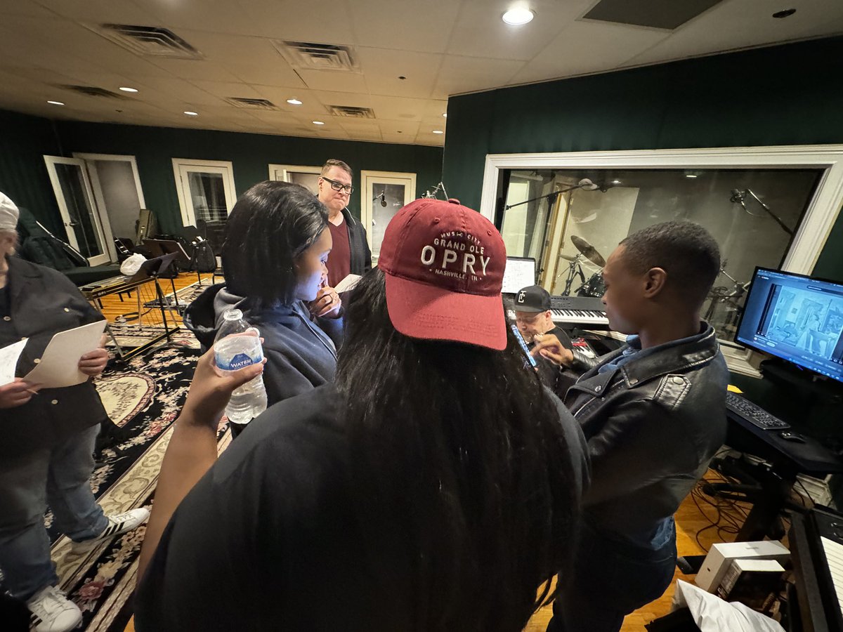 Chapel Hart tweet media