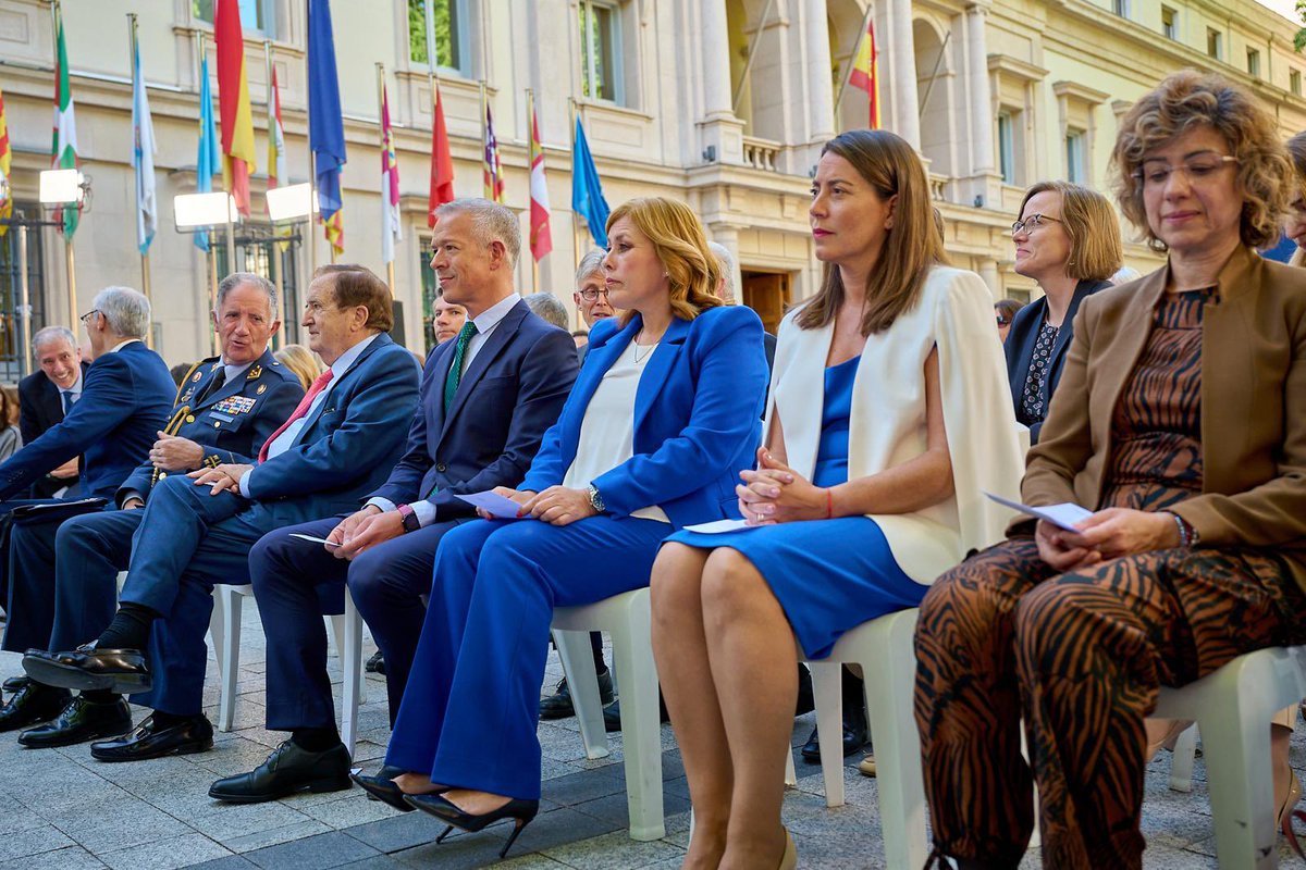 🇪🇺 La presidenta del @parcan, @AstridPerezBat, ha representado esta tarde a la Cámara canaria en el Acto Conmemorativo del LXXIV Aniversario de la Declaración de #Schuman, que se considera el inicio de la construcción de la Europa comunitaria. #EuropeDay #DíaDeEuropa