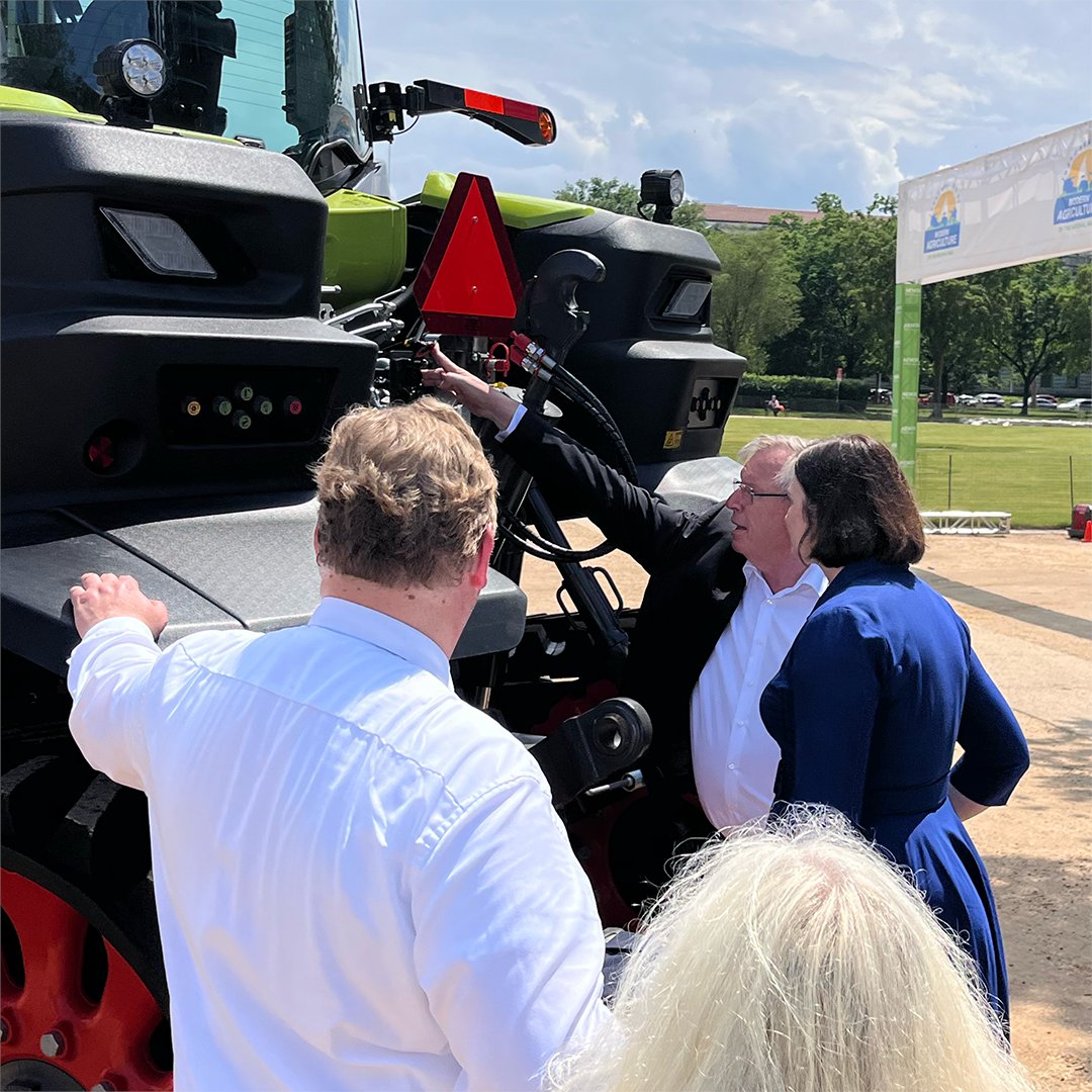 The Washington Monument, The Lincoln Memorial, and CLAAS: 3 things you’ll find today on the National Mall. Here, CLAAS has met with policymakers about the challenges and opportunities facing farmers today. We're honored to contribute towards the future of farming! #AgOnTheMall24