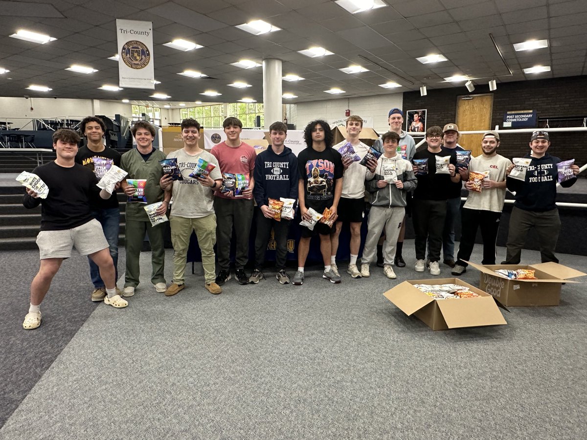 TriRvths's tweet photo. Thank you TC Faculty and Staff!!! The varsity football team distributed bags of popcorn to TC staff members as a sign of their appreciation!  #tcpride https://t.co/zAFZRzwX1j