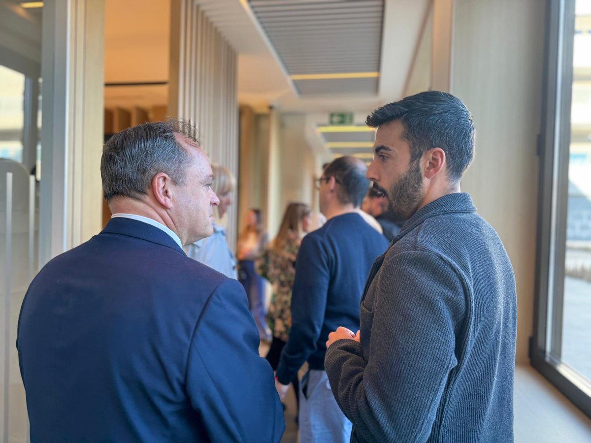 El vicealcalde y concejal de Juventud ha visitado esta tarde las instalaciones de NovaPlus Salud, empresa ganadora del Premio @AJEBurgos. De la mano de sus responsables, ha conocido su funcionamiento y proyecto de futuro.