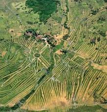 La Mojana:
Hace 2.000 años los sabios zenúes construyeron 500.000 hectáreas de canales entre los ríos San Jorge, Sinú, Cauca y Magdalena para controlar las inundaciones y aprovechar la fertilidad de las extensas llanuras de esa porción del Caribe colombiano👇