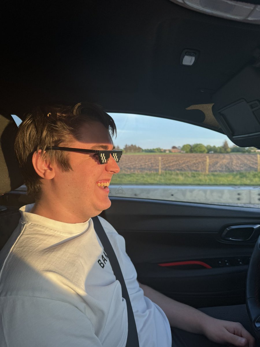 daan_kort's tweet photo. @MakkerGio The real man in question https://t.co/djLXfJePI7