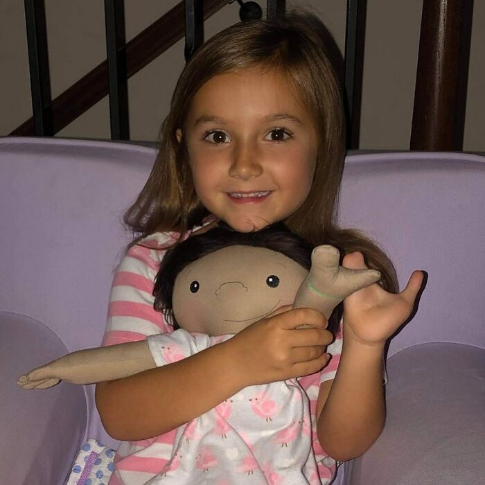 We love this! Woman Creates Custom Dolls So Kids Can Finally Have A Doll That Is A Representation Of Themselves boredpanda.com/a-doll-like-me…