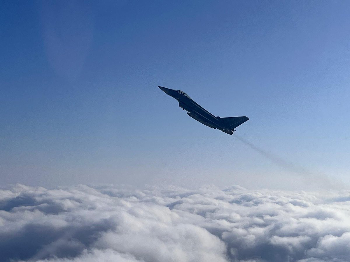 Es hat mal wieder geknallt am Himmel #SuperSonic. Sechs unserer 🇩🇪 Eurofighter aus Laage sind gegen 19:11 und 19:35 Uhr im Rahmen eines Trainingsfluges nördlich von Brandenburg in den Überschall gegangen. #TrainAsYouFight #WeilWirEsKoennen