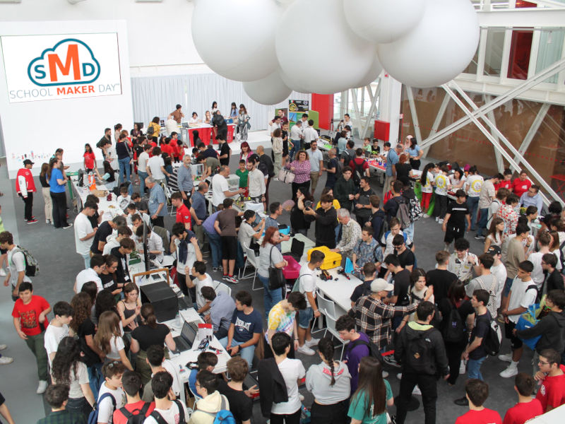 Torna anche nel 2024 lo School Maker Day, il più importante evento dedicato all’innovazione nelle scuole dell’Emilia-Romagna.
Sabato 25 maggio 2024
9:30-13:30
Opificio Golinelli 
Via Paolo Nanni Costa, 14 Bologna
L’esposizione è aperta a tutti e l’accesso è gratuito.